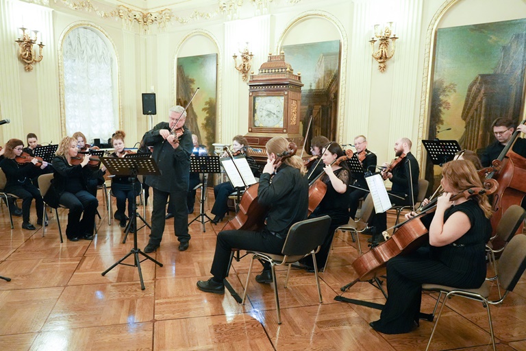Сергей Стадлер и Симфонический оркестр Санкт-Петербурга. Фото предоставлено пресс-службой «Петербург-концерта».