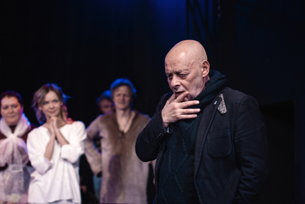 Лев Эренбург с артистами НДТэ. Лев Эренбург со студентами