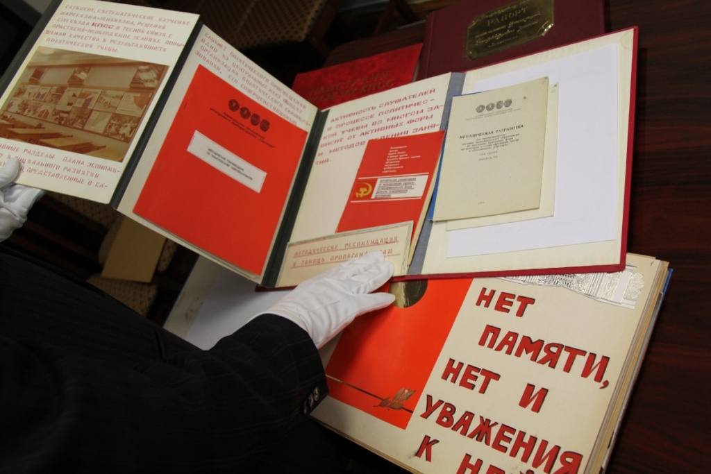 Правообладатель: Центральный государственный архив историко-политических документов.