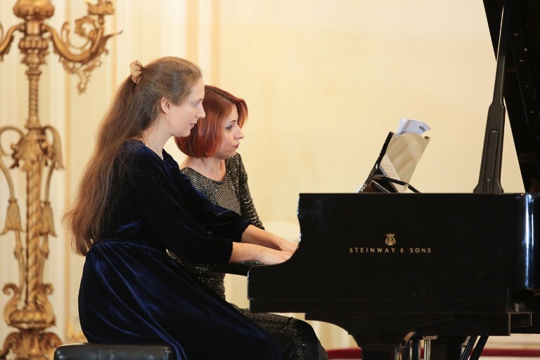 Фортепианный дуэт: Ольга Пушкина и Елена Серова. Источник: vk.com/public_spb_dyet. Правообладатель: Санкт-Петербургское Объединение фортепианных дуэтов.