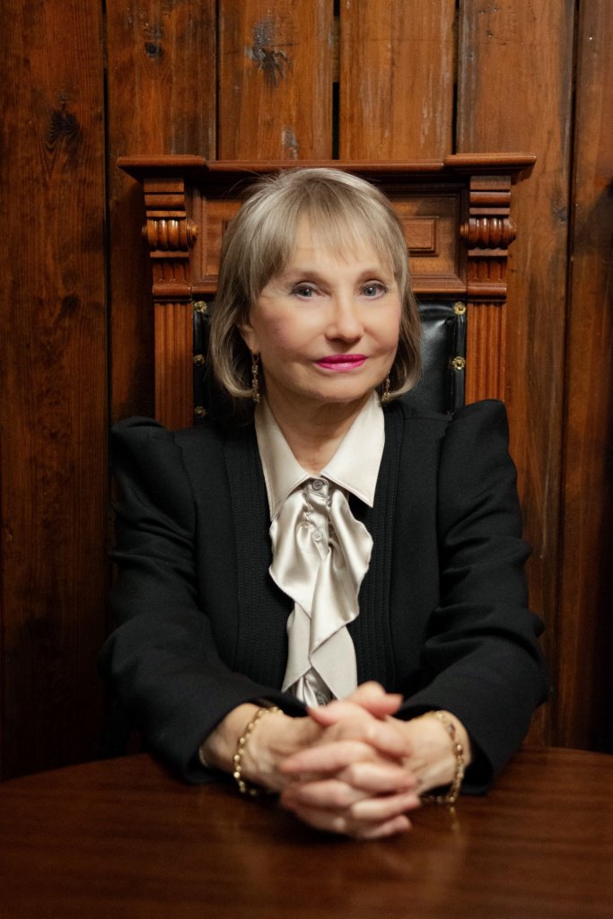 На гербе рода актрисы изображен волк, играющий на свирели. Фото: Ирина Иванова. На гербе рода актрисы изображен волк, играющий на свирели. Фото: Ирина Иванова.