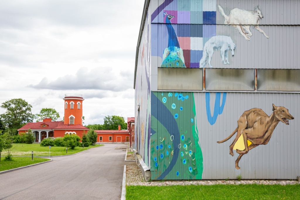 На языке современного искусства это называется мурал.