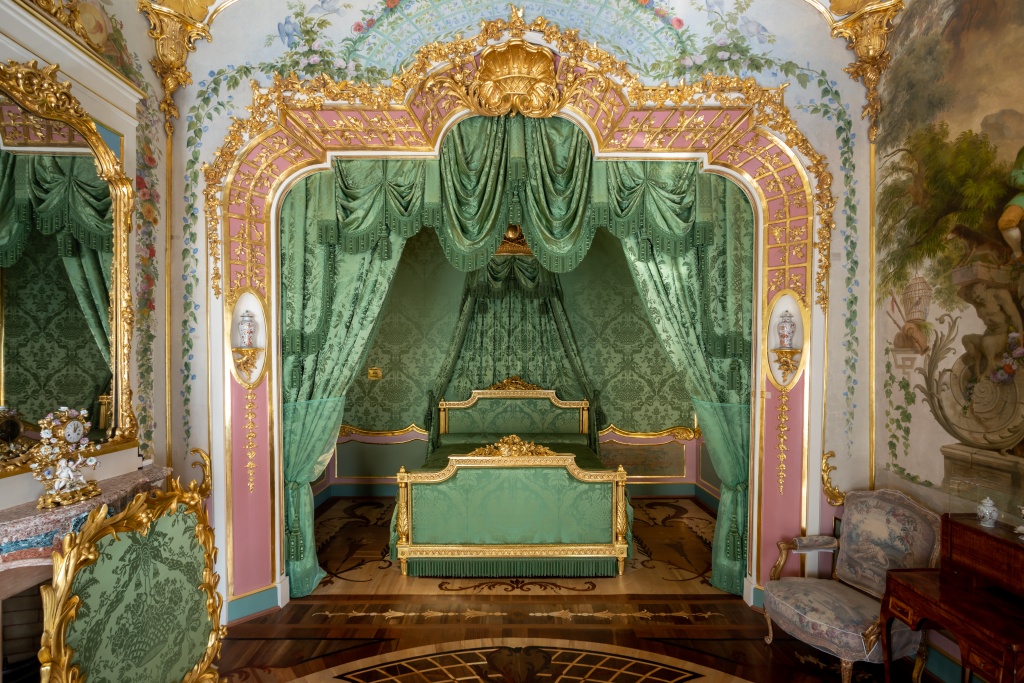 Штофная опочивальня.