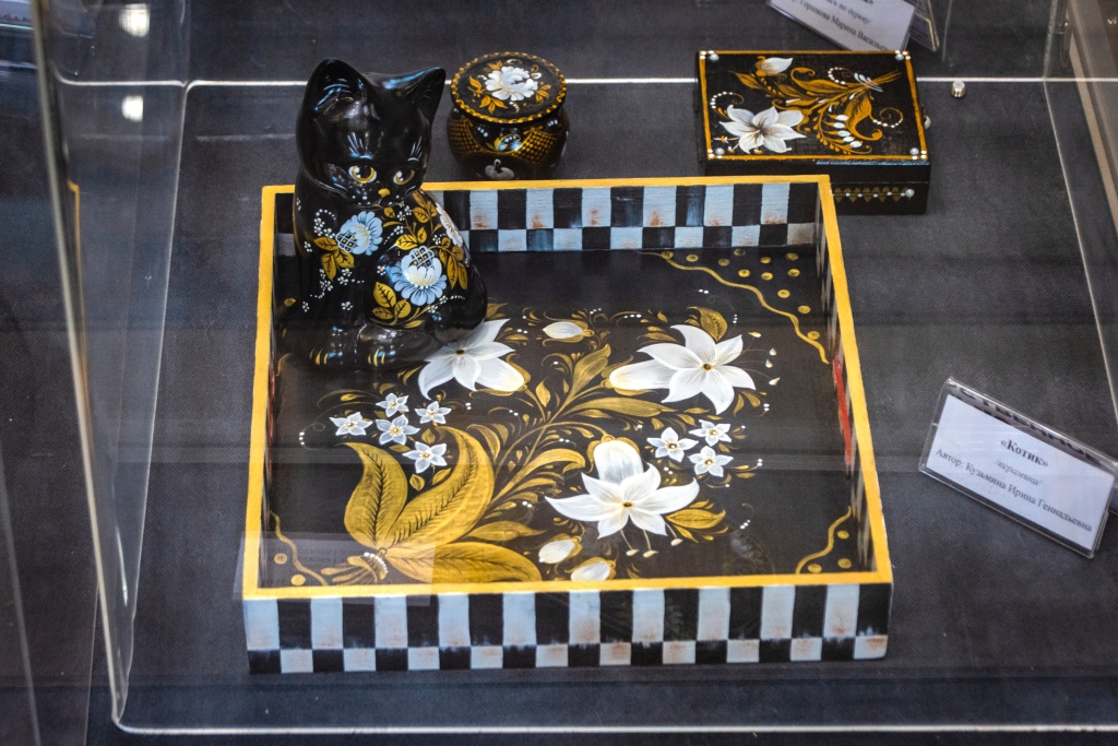 Котика расписывала Ирина Кузьмина, поднос - Анна Осипова, а маленькую шкатулку Марина Горшкова. Фото: Ирина Иванова.