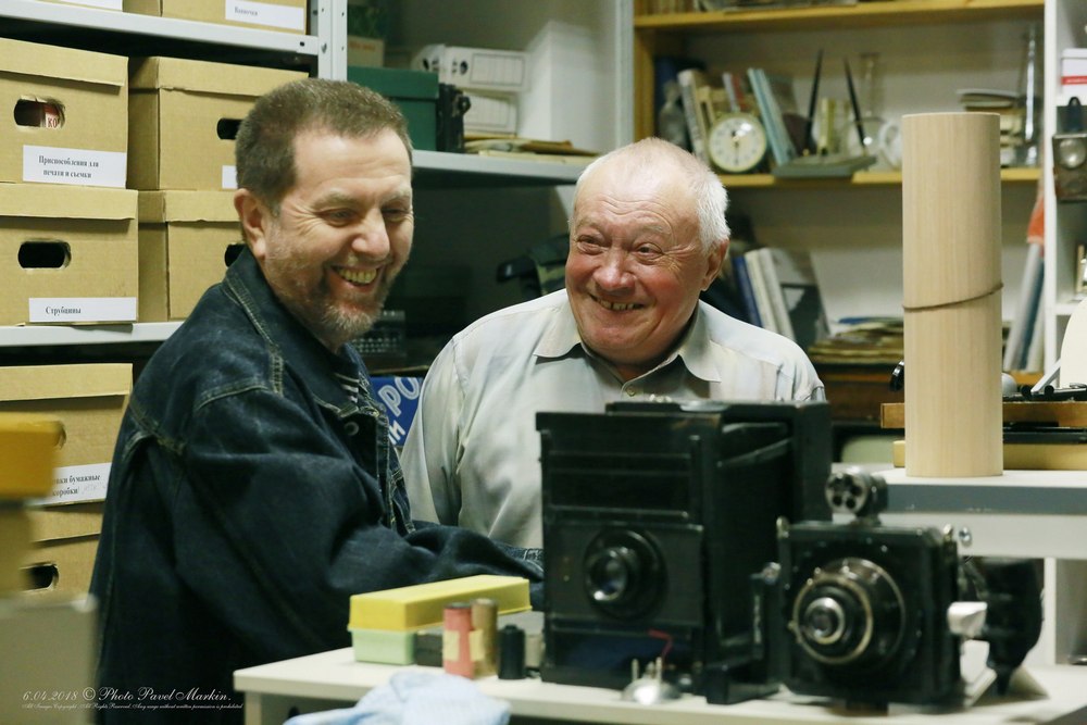Директор музея Дмитрий Шнеерсон и главный хранитель Владимир Платонов. Фото: Павел Маркин. Предоставлено музеем истории фотографии.