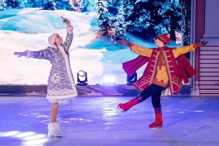 Каток на Конюшенной площади. Спектакль «Снегурочка». Фото предоставлено пресс-службой Санкт-Петербургского детского ледового театра. Правообладатель: Санкт-Петербургский детский ледовый театр. 