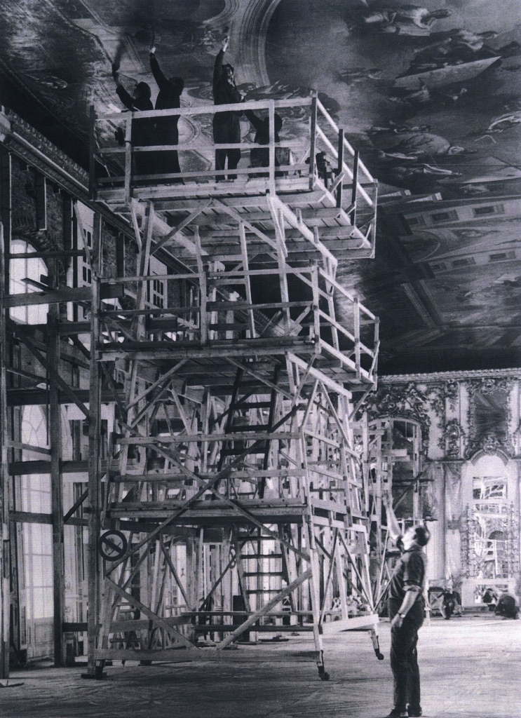 Работа над плафоном. Фото из коллекции ГМЗ «Царское Село».