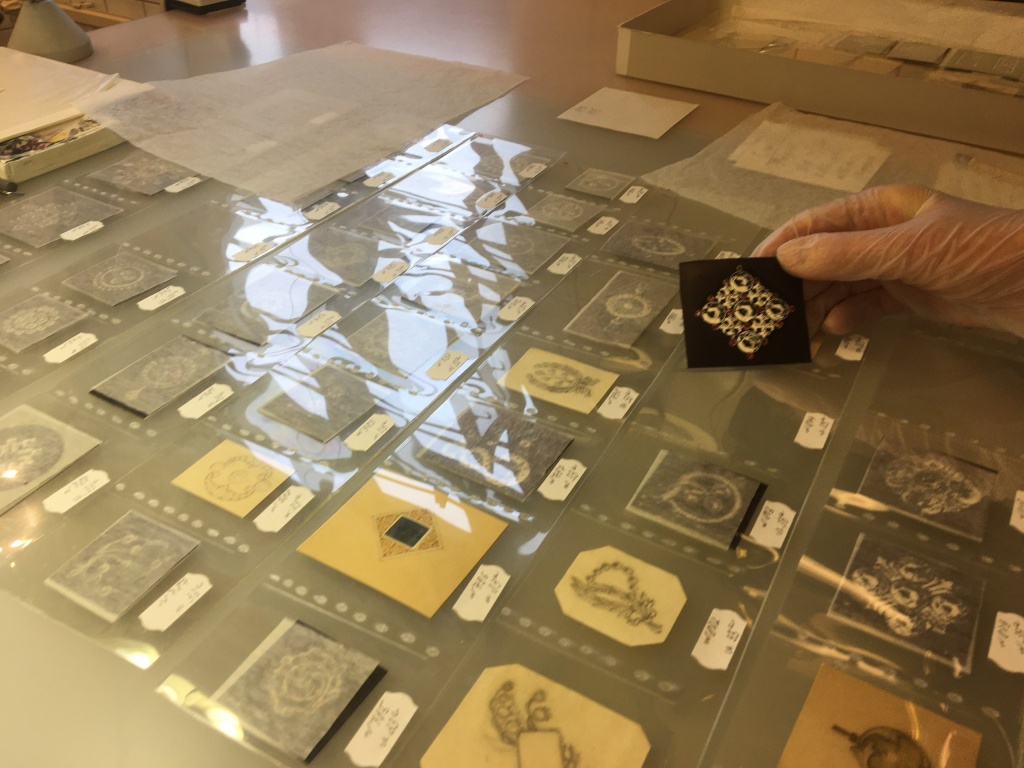 Он поступил в музей в 2004 году и представляет собой собрание рисунков разного формата и размера.