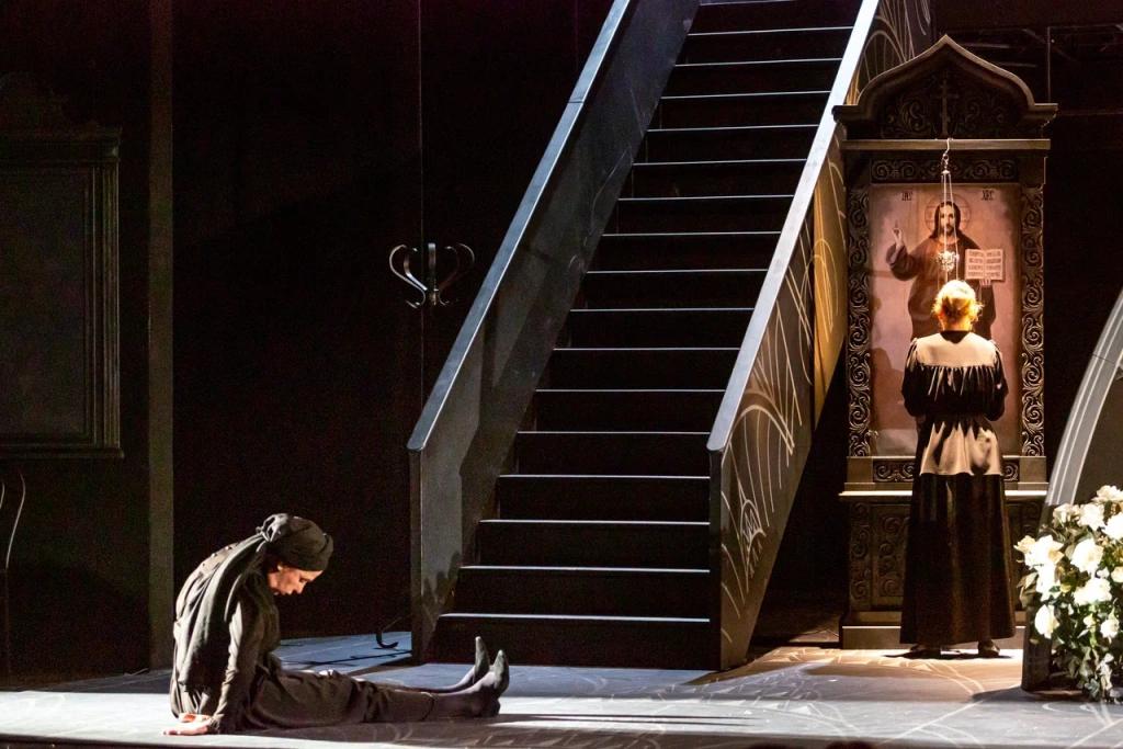 В этом спектакле создан непривычный образ Вассы. Фото: Юлия Кудряшова.