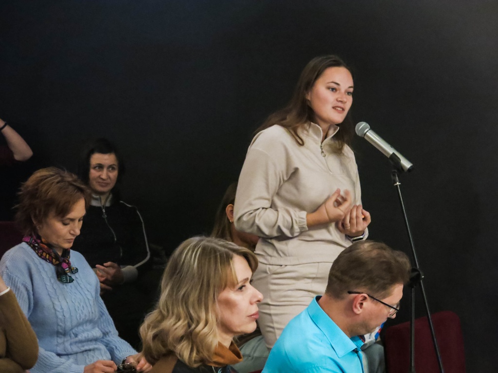 Фото: Ирина Иванова. Зритель из зала делится своими впечатлениями Балтийский дом Счастье мое нояб 2023. Фото - Ирина Иванова-3004.jpg