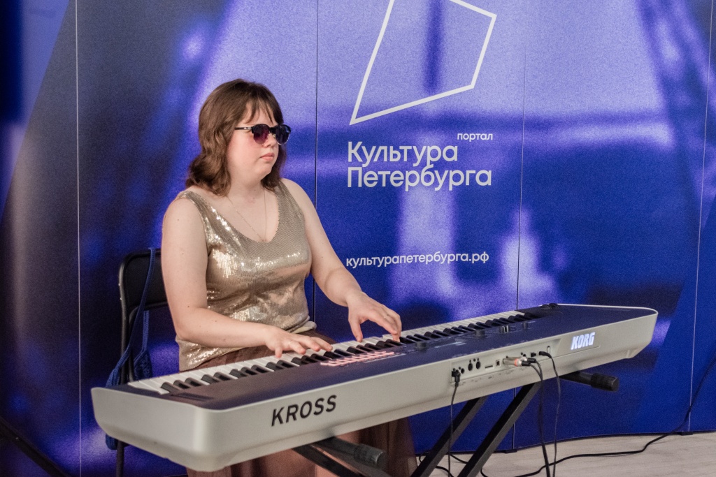 Музыкант Ольга Грачёва. Фото: Ирина Иванова. Медиацентр выставка слепых художников 2024 small. Фото - Ирина Иванова-9360.jpg