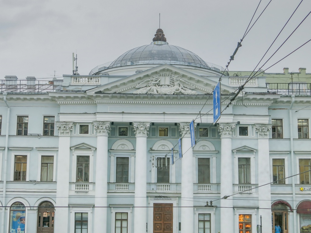 Библиотека имени Маяковского на Невском (бывший Дом голландской реформатской церкви). Фото: Ирина Иванова.