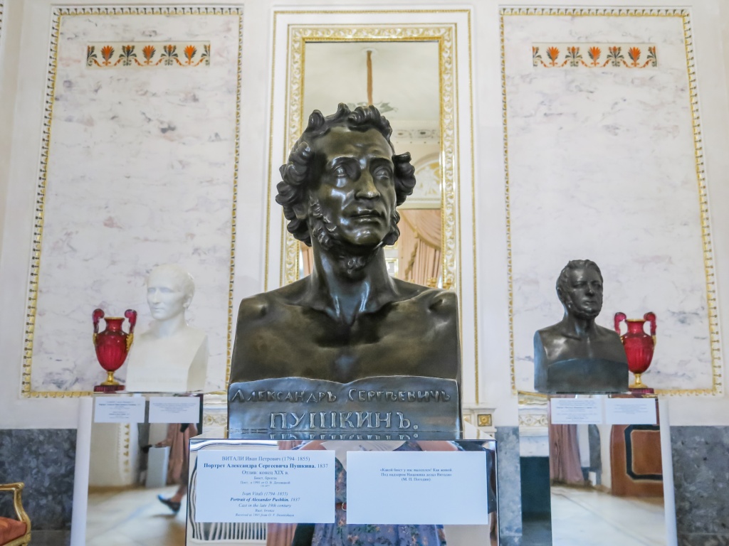 Иван Витали «Портрет Пушкина», 1837 г. В мае 1836 года, в Москве, талантливый итальянский скульптор Иван Петрович (Джованни) Витали познакомился с Александром Пушкиным и выразил желание создать его скульптурный портрет. Однако поэт отказался. Витали создал бюст Пушкина уже после его смерти, в апреле 1837 года по заказу близкого друга поэта. Современники были единодушны в своих отзывах, отмечая убедительность и правдивость образа гения. Фото: Ирина Иванова. Иван Витали «Портрет Пушкина», 1837. Фото: Ирина Иванова.
