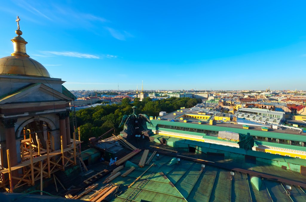 На фото: вид на Санкт-Петербург с крыш. Фото: ru.freepik.com top-view-of-st-petersburg.jpg