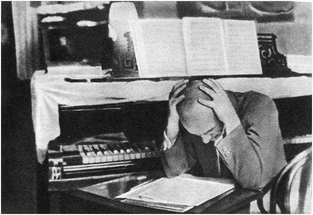 Исаак Дунаевский в муках творчества. Правообладатель: Санкт-Петербургская детская школа искусств имени И.О. Дунаевского, dshi-dun.spb.muzkult.ru. Исаак Дунаевский в муках творчества. Правообладатель: Санкт-Петербургская детская школа искусств имени И.О. Дунаевского, dshi-dun.spb.muzkult.ru.