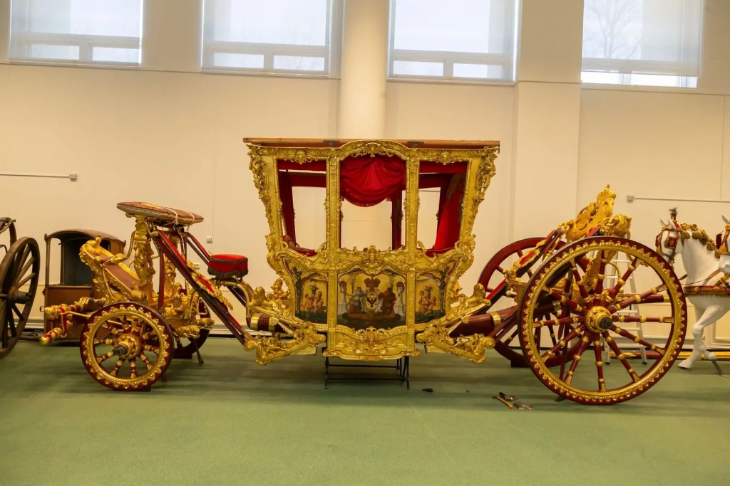 Карета была заказана Петром Великим на Королевской шпалерной мануфактуре Гобеленов в Париже для церемонии коронации его жены Екатерины Алексеевны, будущей императрицы Екатерины I. 