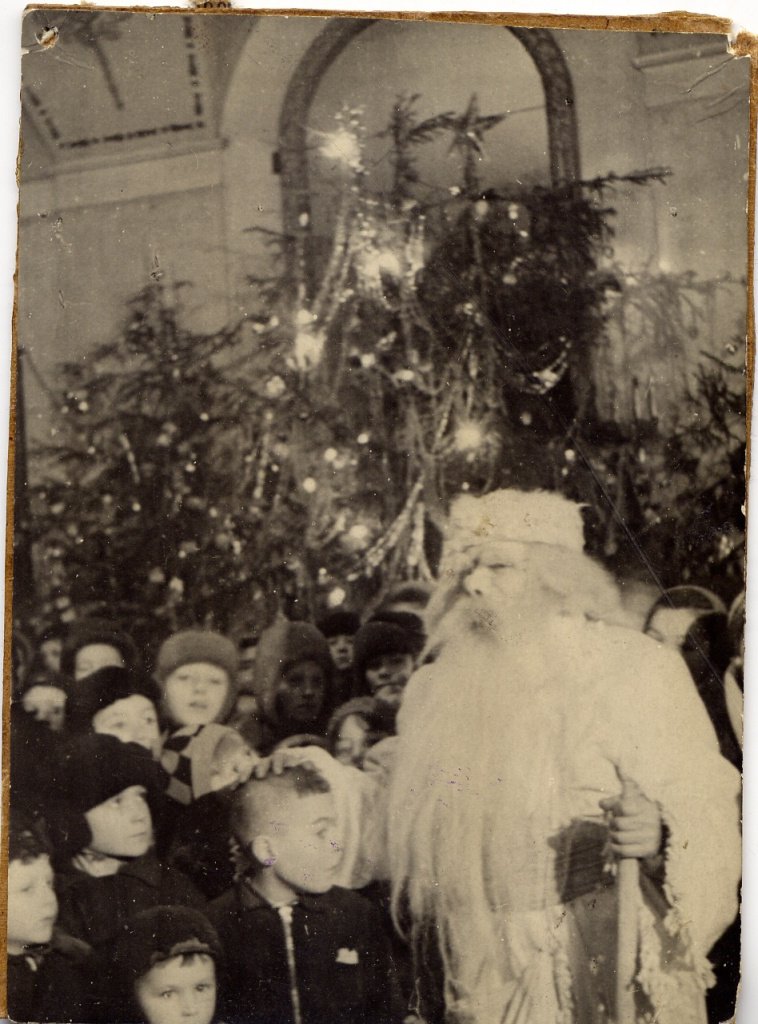 Даже во время Блокады к ленинградским детям приходил Дед Мороз. Фото: muzcomedy.ru.