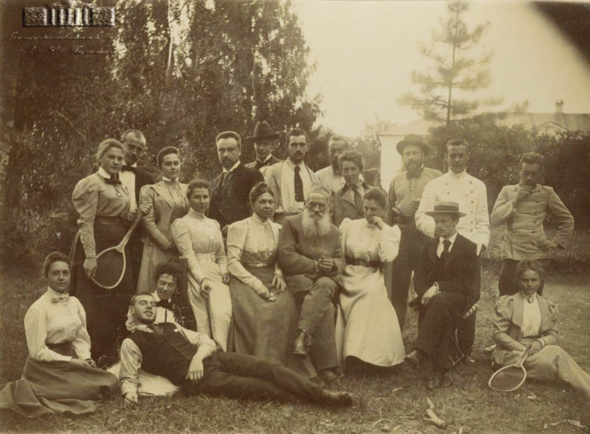 Лев Толстой в кругу родных. Ясная Поляна. 1899 ©Государственный музей-заповедник Л. Н. Толстого, rosphoto.org.