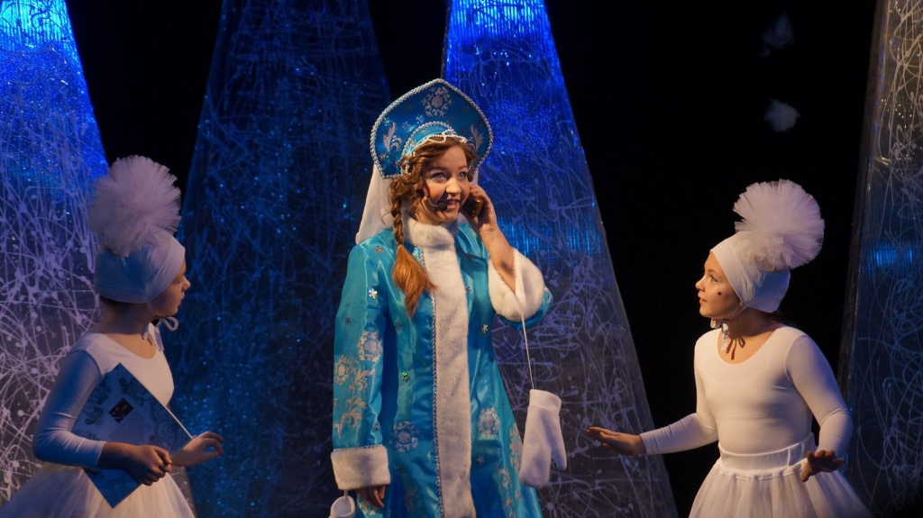 Сцена из спектакля «Новогодние приключения Маши и Вити». Источник: chaliapin-teatr.ru. Правообладатель: Музыкальный театр имени Ф.И. Шаляпина. 6666d282ddc4cba5a12be8e11a699efd-iabkq8wp8g8.jpg