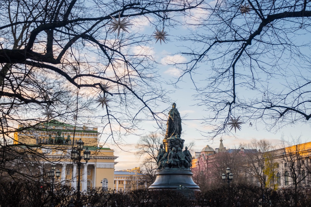 Новогодние звезды спускаются на ветви деревьев. Фото: Ирина Иванова. Правообладатель: Институт культурных программ. Новый год 2024 Иванова-2474.jpg