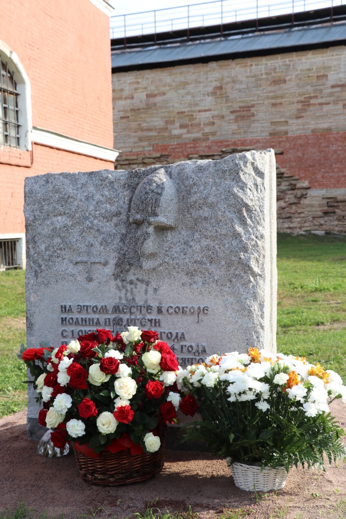 Памятный знак в креопсти Орешек на месте пребывания мощей Александра Невского (1).JPG