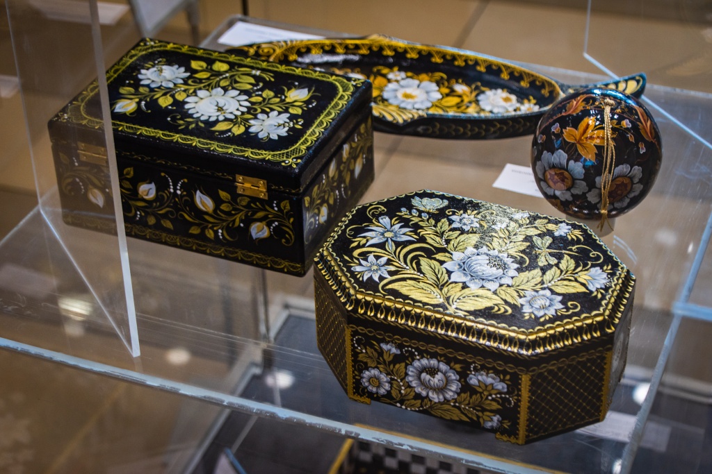 Шкатулки с петербургской росписью на выставке. Фото: Ирина Иванова.