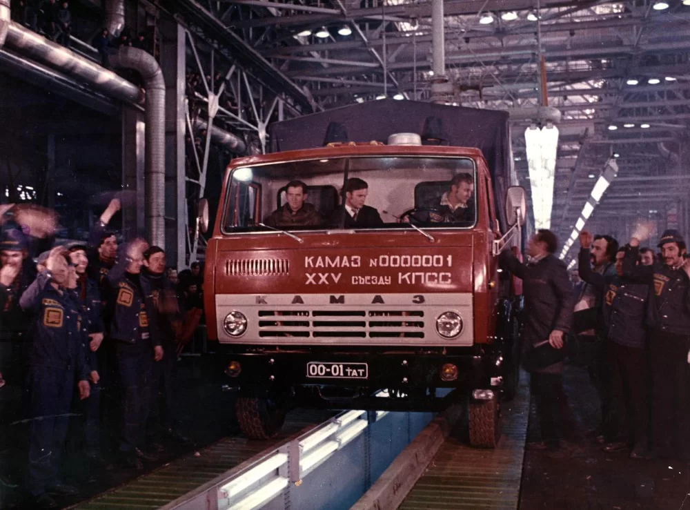 Выпуск первого автомобиля КамАЗ. 1976 г. Правообладатель: Национальный музей Республики Татарстан.