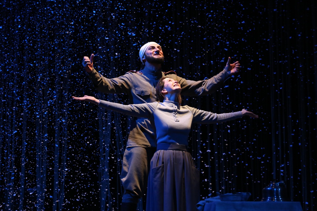 Сулейман Ахмадов, Ольга Кабо. Спектакль «В горы за тобой». Фото: Пресс-служба Чеченского государственного драматического театр имени Ханпаши Нурадилова.