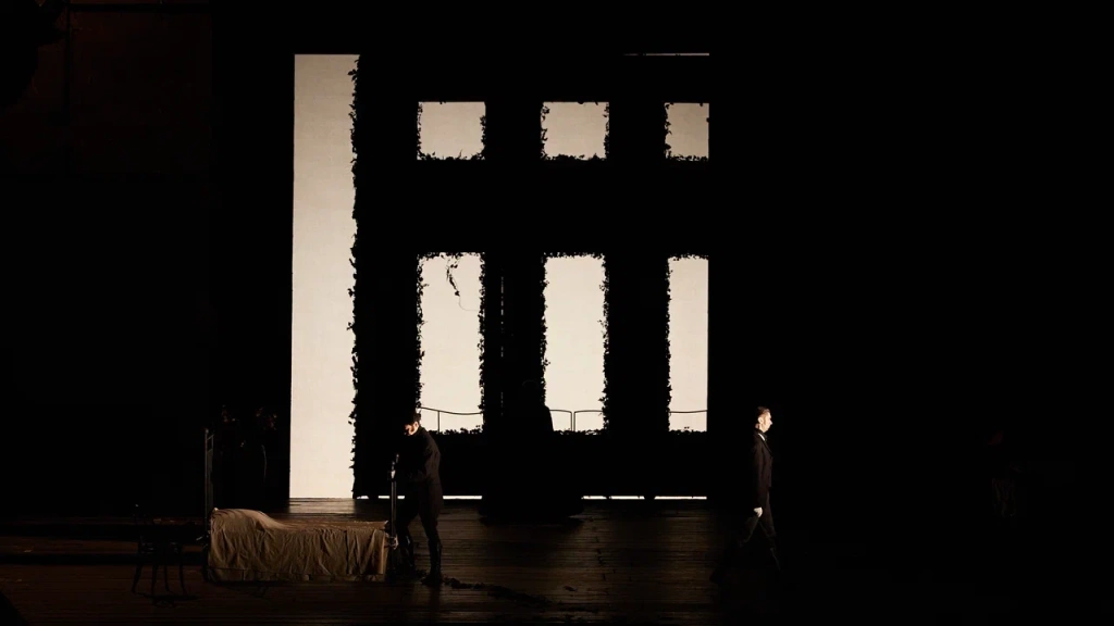 Уникальность оперы Бриттена заключается в первую очередь в ее камерности. 