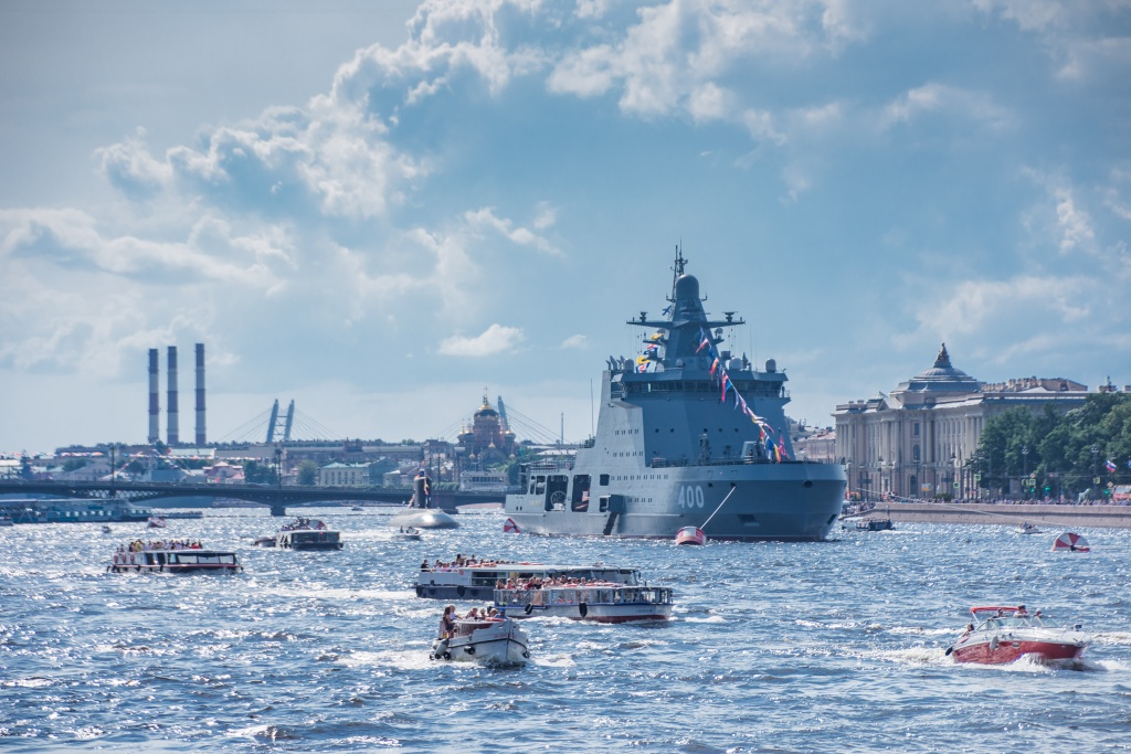 В главном военно-морском параде в Санкт-Петербурге принял участие новейший универсальный патрульный корабль ледового класса «Иван Папанин». Он совмещает функции патрульного корабля, ледокола и буксира.Заложен 19 апреля 2017 года и в данный момент проходит испытания, ввод в строй ожидается в конце 2024 года. Фото: Ирина Иванова. Прогулочные катеры снуют среди боевых кораблей. Фото: Ирина Иванова.