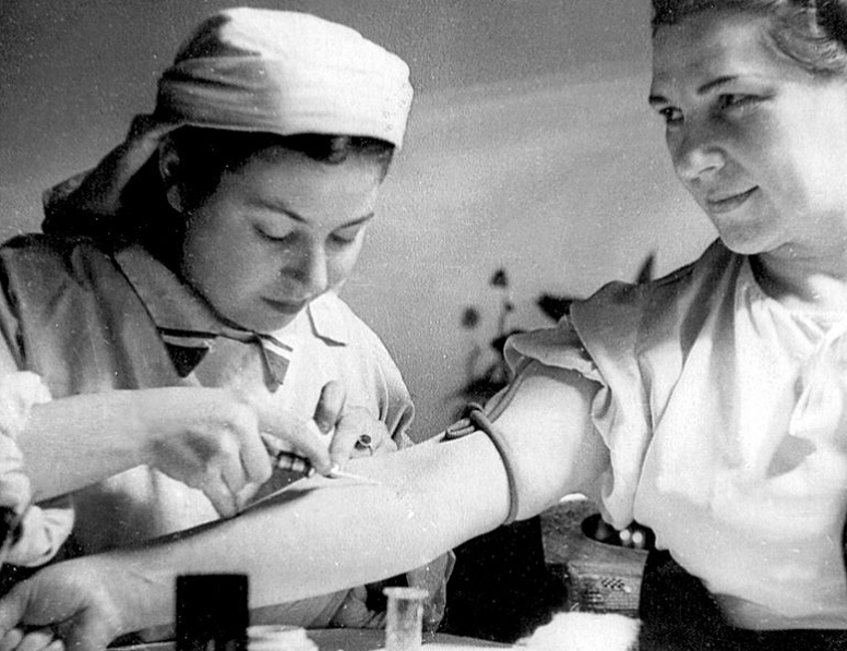 Донорство во время войны. Предоставлено Комитетом по культуре Санкт-Петербурга.