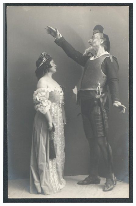 Фёдор Шаляпин в роли Дон Кихота. Слева Евдокия Стефанович в роли Дульсинеи. Опера «Дон Кихот» композитора Жюля Массне. Правообладатель: Российский национальный музей музыки, goskatalog.ru. Федор Шаляпин в роли Дон Кихота. Опера «Дон Кихот» композитора Жюля Массне. Фото: Российский национальный музей музыки, goskatalog.ru.