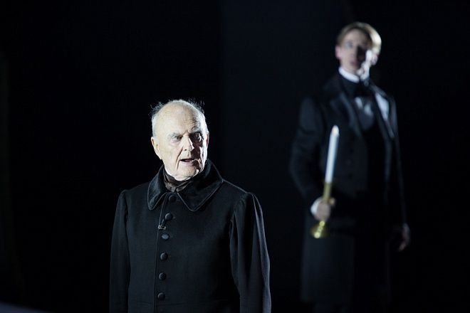 Николай Мартон в роли Неизвестного. Фото: Александринский театр, alexandrinsky.
