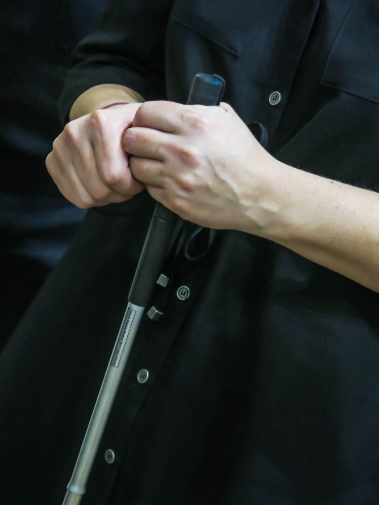 Посетитель выставки с тростью для незрячих. Фото: Ирина Иванова. Правообладатель: Институт культурных программ.