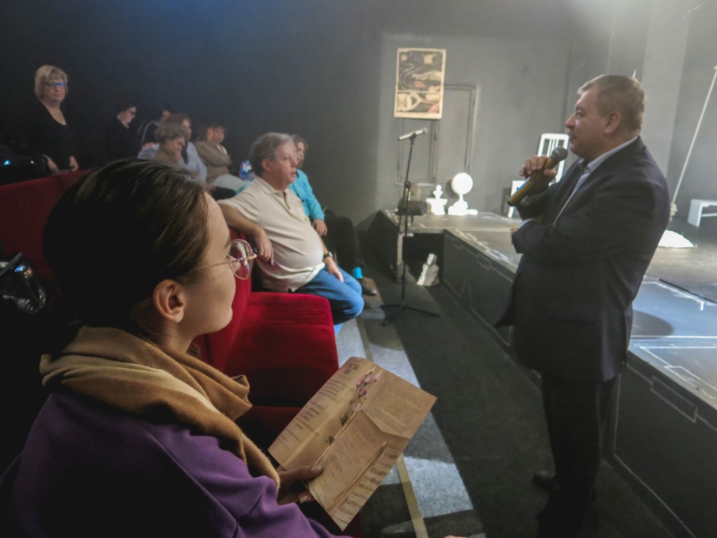 Фото: Ирина Иванова. Ведущий встречи Сергей Ильченко задает зрителям вопросы Балтийский дом Счастье мое нояб 2023. Фото - Ирина Иванова-2927.jpg