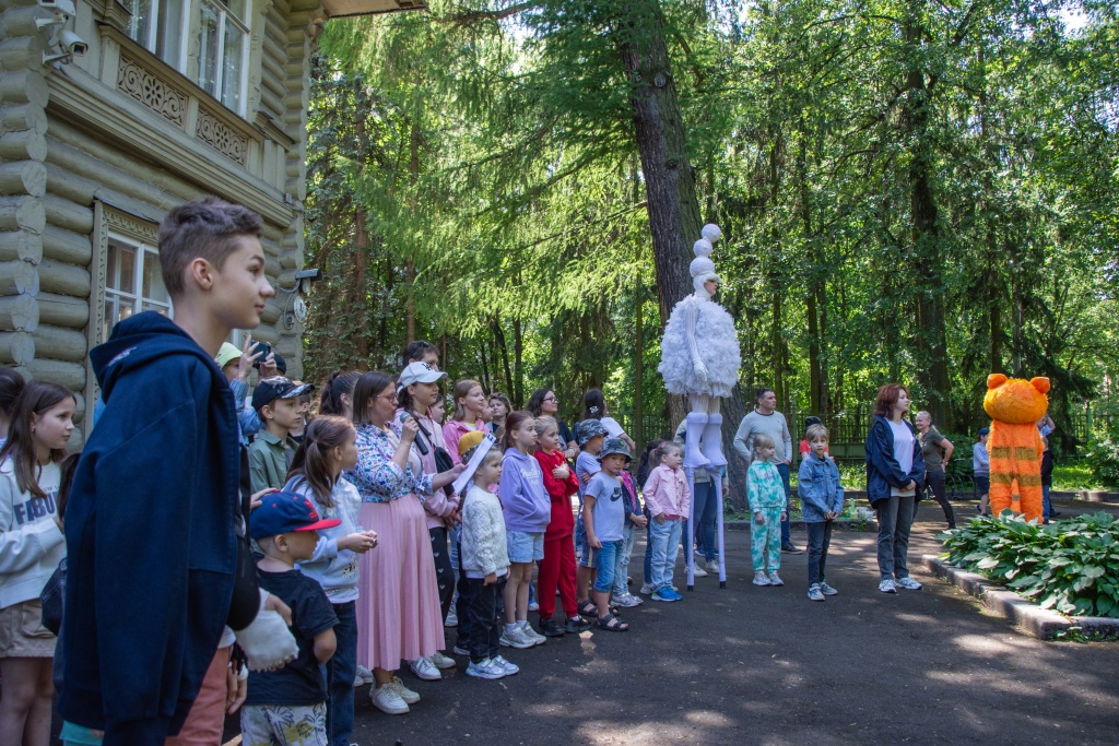 Глухие дети с интересом смотрят концерт. Фото: Ирина Иванова.