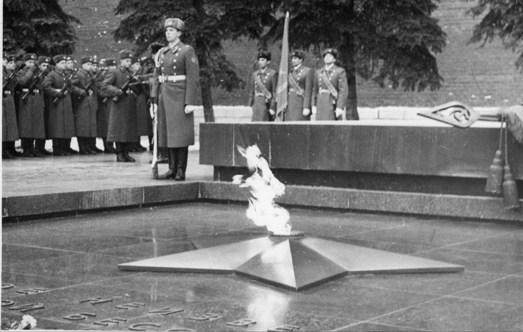  Принятие Воинской присяги военнослужащими внутренних войск МВД СССР у могилы Неизвестного солдата у Кремлёвской стены в Москве. 80-е годы ХХ в. Правообладатель: Росгвардия, rosguard.gov.ru.