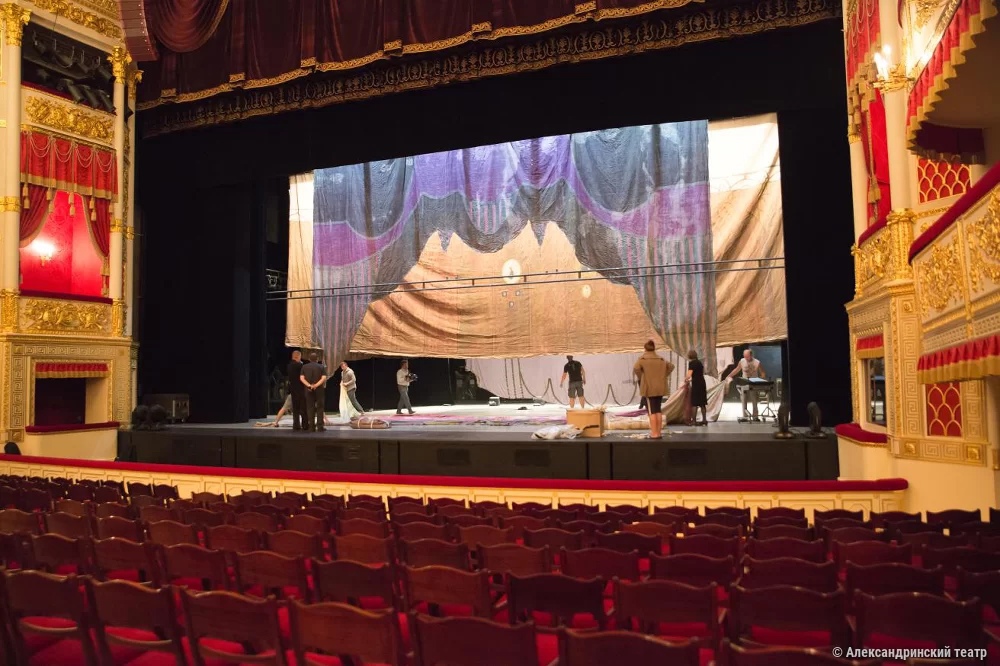 Занавес сцены «Игорный зал» дошел до наших дней. Фото: Е.Ю. Кравцова / Александринский театр, alexandrinsky.ru.