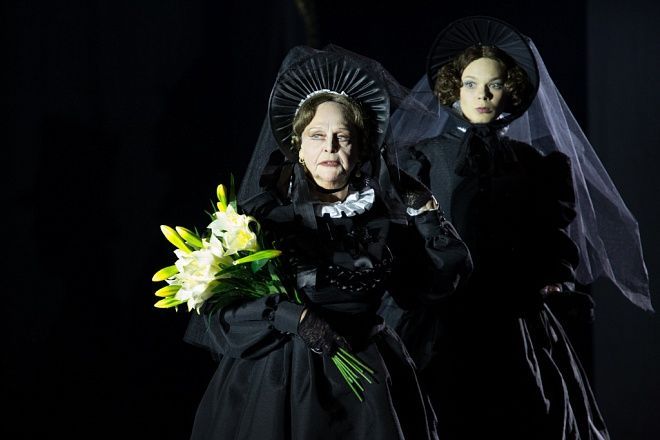 Актрисы Галина Карелина (Дама), Алиса Шидловская (Племянница). Фото: Александринский театр, alexandrinsky.ru.