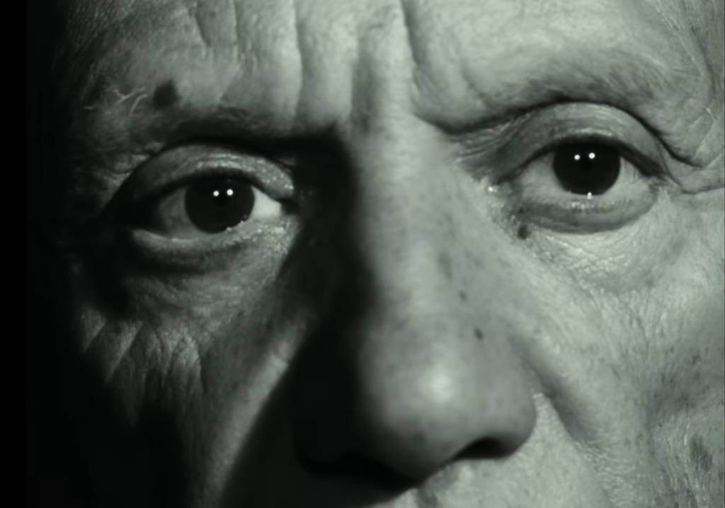 Глаза Пабло Пикассо крупным планом. Кадр из документального фильма «Таинство Пикассо» (1955). Глаза Пабло Пикассо крупным планом. Кадр из документального фильма «Таинство Пикассо» (1955).