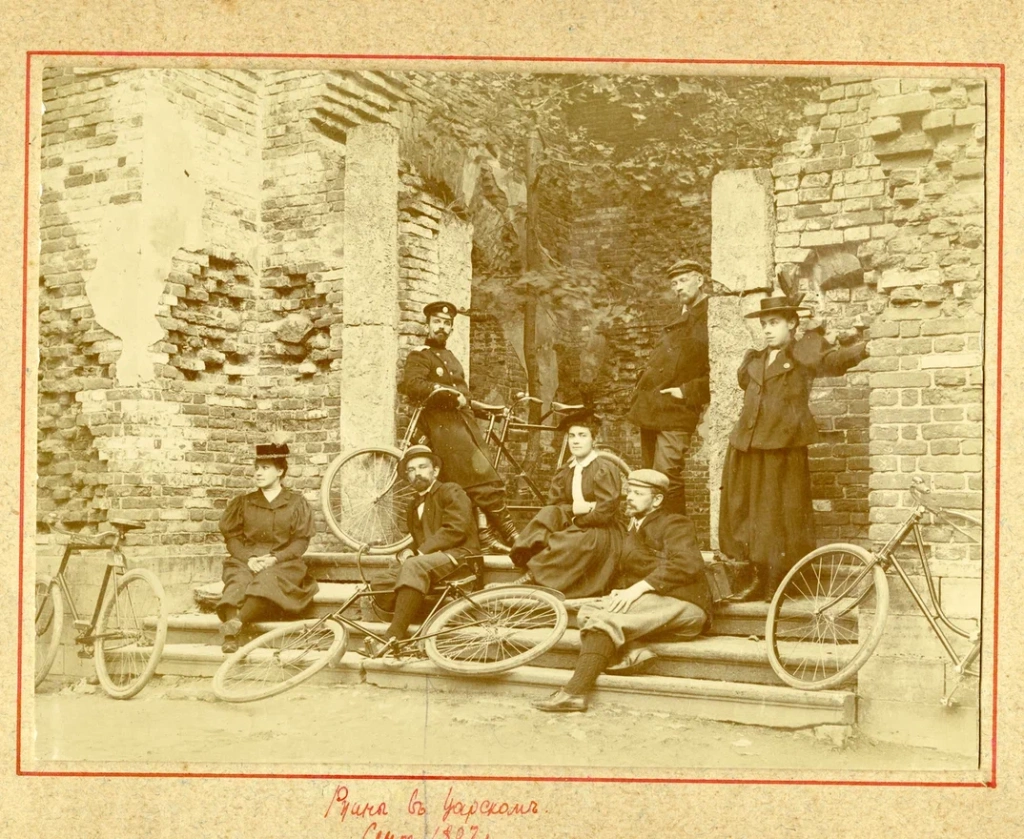 М. Ризников. Групповая фотография гостей у Башни-руины. М. Ризников. Групповая фотография гостей у Башни-руины.