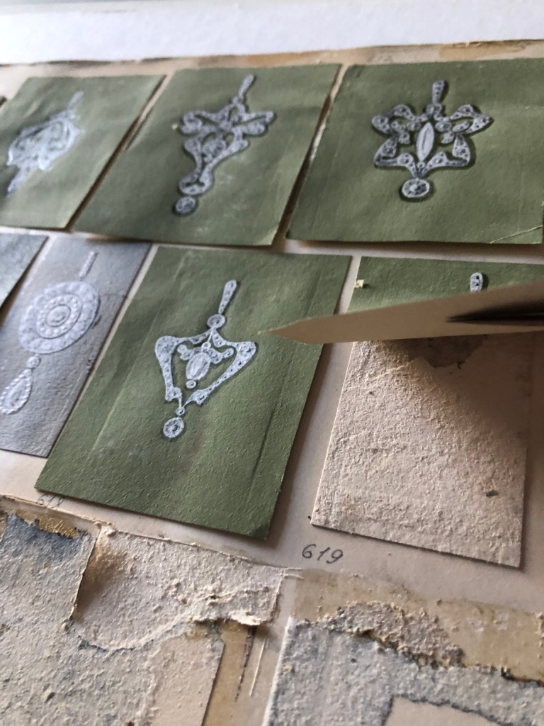 Тут эскизы ювелирных украшений – диадем, ожерелий, браслетов, подвесок-кулонов, брошей, юбилейных значков, копий со скифских изделий. 