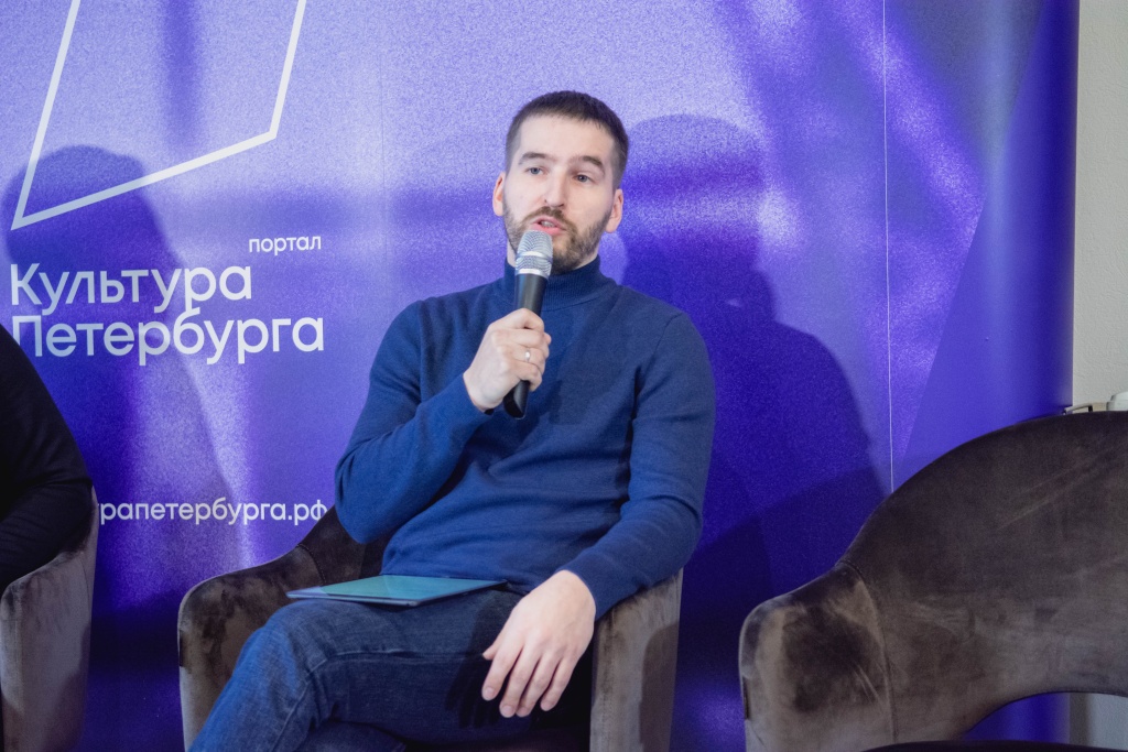 Художественный руководитель и главный дирижер оркестра Андрей Долгов рассказывает о грядущем концерте / Фото: Ирина Иванова