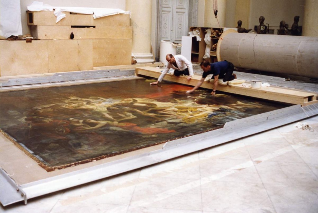 Реставраторы Е. С. Солдатенков (слева) и А. В. Минин в процессе работы, 1995 год