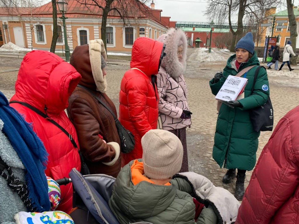Участники «Многомерность культуры» на прогулке по Петропавловской крепости. «Многомерность культуры».