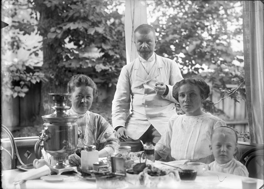 Семья на веранде. Неизвестный фотограф. Начало 1900-х. ГРМ