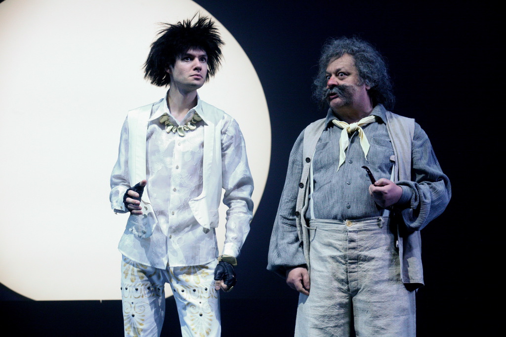 Костюмы Ирины Чередниковой здесь нарочито под стать «учебной работе».