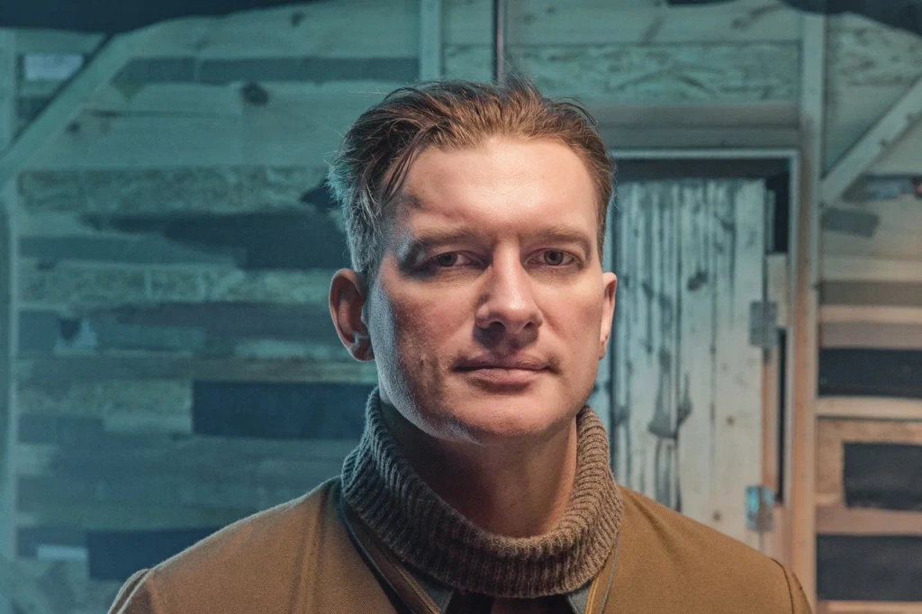 Петр Рыков в роли летчика Соломатина. Фото: Ирина Иванова. 