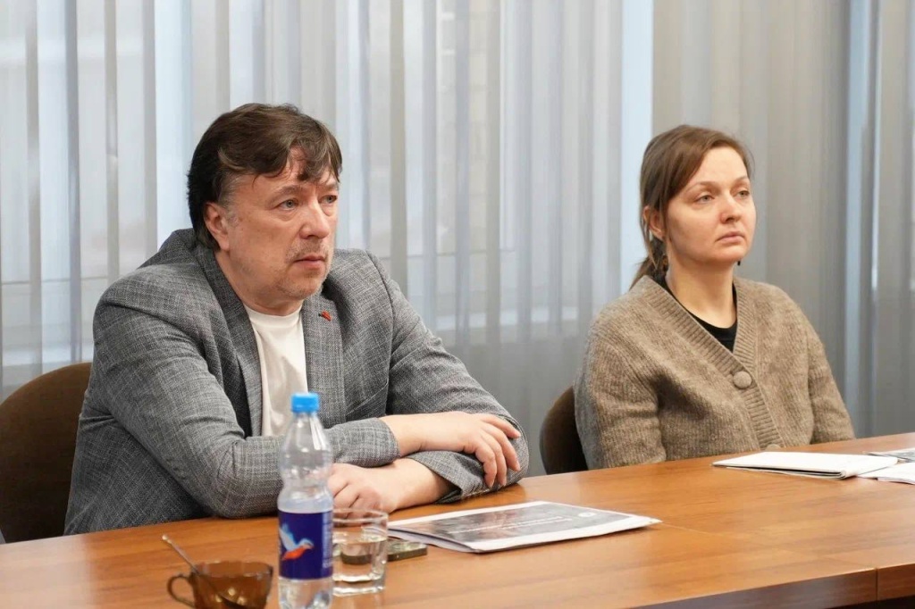 Директор Театра Мимики и Жеста Роберт Фомин участвует в обсуждении празднования 100-летия ВОГ. Правообладатель: пресс-служба президента ВОГ, t.me/press_vog. Слева директор Театра Мимики и Жеста Роберт Фомин участвует в обсуждении празднования 100-летия ВОГ. Правообладатель: пресс-служба президента ВОГ, t.me/press_vog.
