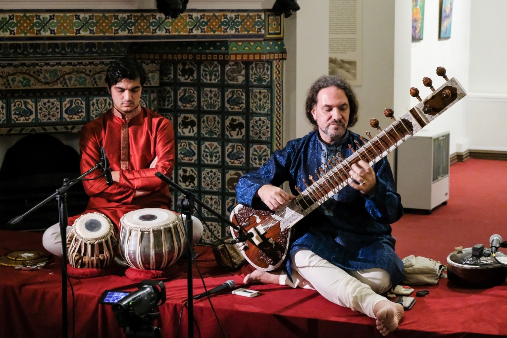 Фестиваль «Ситар в Петербурге». Алокеш Чандра. Фото предоставлено организаторами. Правообладатель: Оргкомитет фестиваля. Фестиваль «Ситар в Петербурге». Алокеш Чандра. Фото предоставлено организаторами. Правообладатель: Оргкомитет фестиваля.